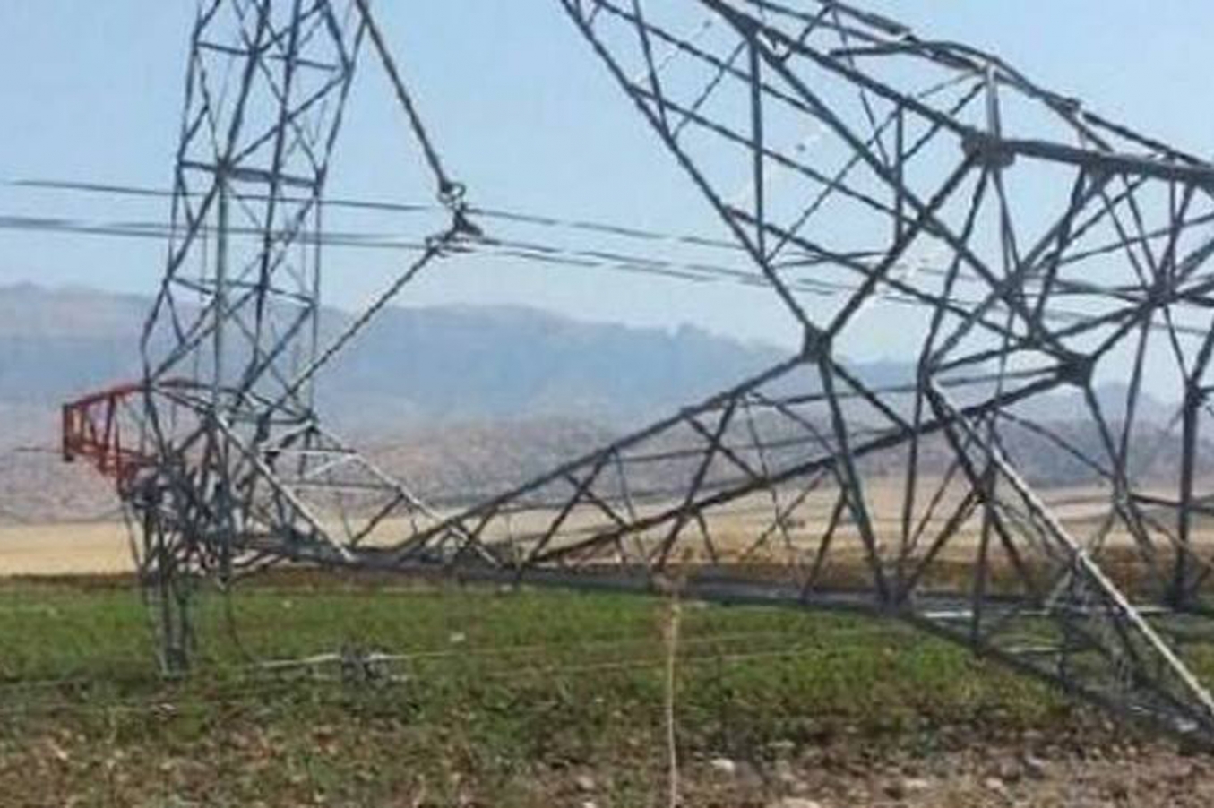 PKK elektrik nakil direklerini patlatıp yıktı